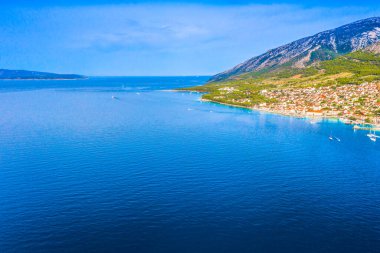 Dalmaçya bölgesindeki Adriyatik Kıyısı manzarası, Brac Adası