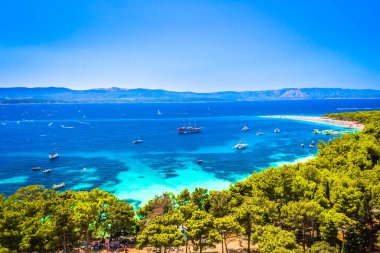 Hırvatistan, Brac Adası, Bol Riviera 'daki yaz manzarası