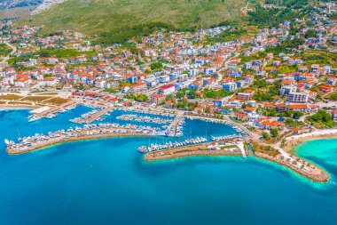 Adriyatik Denizi üzerindeki Strozanac Körfezi ve Kasabası 'nın havadan görünüşü