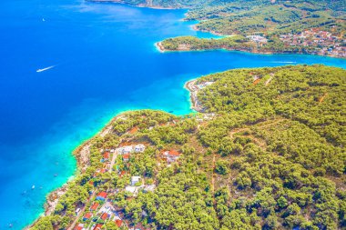 Jelsa Hvar kasabasının manzarası, Hvar körfezi, Hırvatistan manzarası