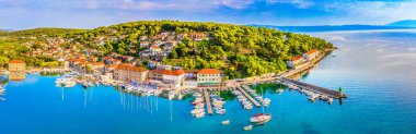 Jelsa Hvar kasabasının manzarası, Hvar körfezi, Hırvatistan manzarası