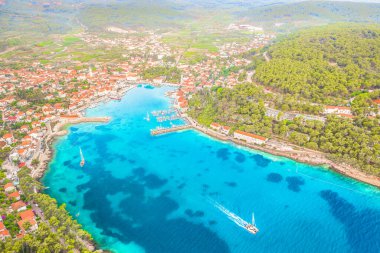 Jelsa kentinin havadan görünüşü, Hvar adasının seyahat beldeleri, Hırvatistan.