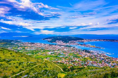 Dalmaçya bölgesinin Sceni manzarası, Trogri şehri ve Kastela 'da Marjan tepesi arka planda