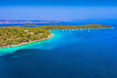 Ada Hvar, Vrboska deniz manzaralı popüler plaj manzarası.
