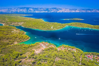 Ada manzaralı Hvar, Vrboska kasabası.