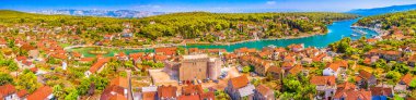 Vrboska kasabasının Panorama 'sı, Hırvat turizm beldesi.