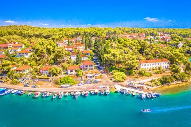 Hırvatistan 'ın Vrboska kentinde yaz tatili beldesi Hvar' da manzara.