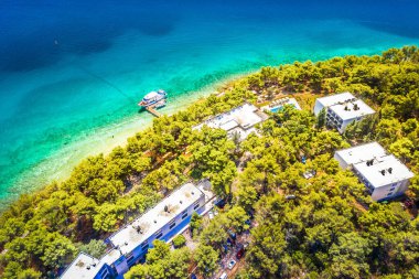 Hırvatistan, Adriyatik Denizi, Hvar Adası 'ndaki kıyı şeridi.