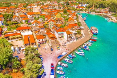 Hırvatistan 'ın Dalmaçya bölgesindeki Vrboska kasabası, Hvar adasının renkli ve huzurlu fotoğrafı.