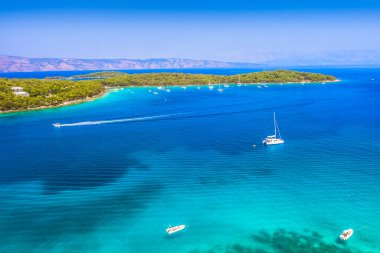 Hırvatistan ve Hvar adalarındaki yaz gezisi adalarının manzarası.
