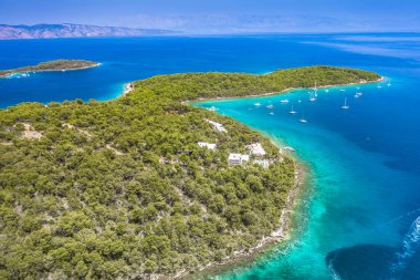 Hırvatistan 'ın Hvar adasındaki Zecevo plajının Aerila manzarası.