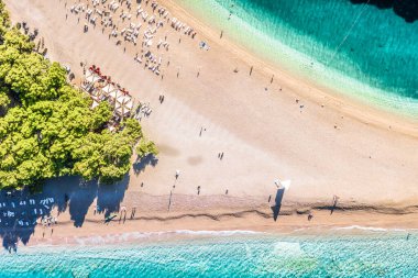 Yaz mevsiminde sahile bakan manzara, Hırvatistan 'da Avrupa seyahatleri, Brac adası.