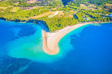 Hırvatistan 'daki Zlatni Rat plajının renkli manzarası, ada Brac manzarası.