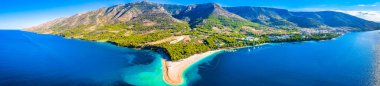 Zlatni Rat plajının panoraması, Hırvatların ünlü simgesi..