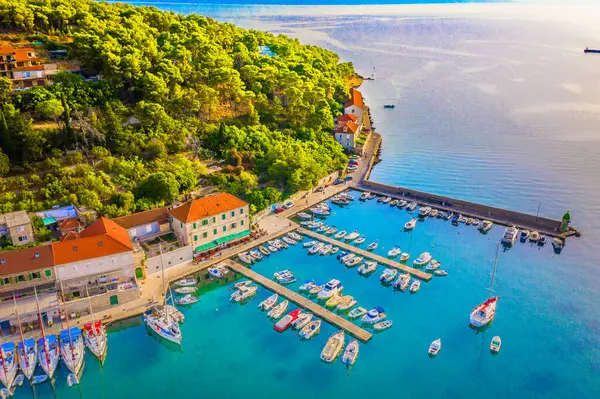 Hırvatistan 'ın Hvar adası kıyı şeridi ve tatil beldelerinin hava manzarası.