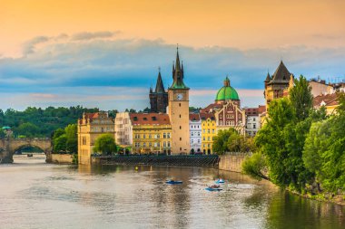 Prag 'daki Charles Köprüsü' ne doğru Eski Şehir Meydanı 'ndan nefes kesici bir manzara, Vltava Nehri' ni, Eski Şehir Su Kulesi 'ni saati, Klementinum' u ve Assisi Kilisesi 'ndeki St. Francis' in yeşil kubbesi altın ışıkla yıkandı..