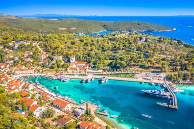 Hırvatistan 'ın Solta Adası' ndaki Maslinica 'nın nefes kesici manzarası, ünlü marinası, turkuaz Adriyatik suları ve pitoresk kıyı köyünü Adriyatik Denizi' nin en iyi yelkencilik ve yatçılık beldelerinden biri haline getiriyor..