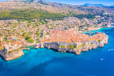 Hırvatistan 'ın Dubrovnik kentinin çarpıcı bir hava manzarası, UNESCO listesindeki Eski Kent, antik şehir duvarları ve Adriyatik İncisi' nin güzelliğini vurgulayan derin mavi Adriyatik Denizi ile çevrili terasotta çatılarını gözler önüne seriyor..