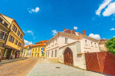 Çek Cumhuriyeti 'nin Kutn Hora kentindeki renkli sokakların, tarihi binaların, kaldırım taşlarının ve canlı cephelerin yer aldığı, UNESCO tarafından listelenmiş bu kasabanın cazibesini yakalayan manzarası..