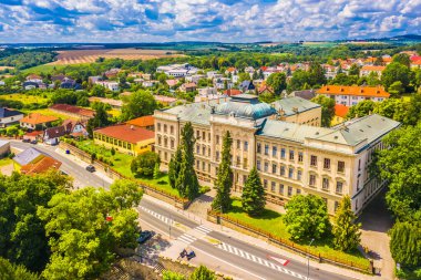 Çekoslovakya 'nın Kutn Hora kentindeki ilköğretim okulu ikov' un çarpıcı hava manzarası yemyeşil ve pitoresk manzaralarla çevrili, kasabaları barışçıl ve doğal ortama uyarlıyor..