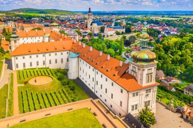 Çek Cumhuriyeti 'nin Kutn Hora kentinin çarpıcı hava manzarası kırmızı çatılarını, tarihi mimarisini ve çevresini çevreleyen yeşil manzaralarını sergiliyor ve UNESCO listesindeki bu ortaçağ kasabasının cazibesini yakalıyor..