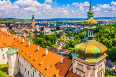 Çek Cumhuriyeti 'nin Kutn Hora kentinin çarpıcı manzarası, tarihi yapılarını ve yüksek kulelerini vurguluyor, ortaçağ cazibesini, Gotik mimariyi ve zengin kültür mirasını gözler önüne seriyor.
