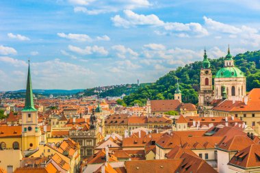 Çek Cumhuriyeti 'nin Prag şehrinin nefes kesen panoramik manzarası, Aziz Vitus Katedrali' nin bakış açısından çekilen, tarihi çatılarını, anılarını ve zengin mimari mirasını gözler önüne seren,