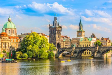 Çek Cumhuriyeti Prag 'da Vltava Nehri' nden görülen Charles Köprüsü 'nün çarpıcı manzarası. Tarihi taş köprü ve deniz manzarası bu UNESCO listesindeki şehrin cazibesini yakalıyor.