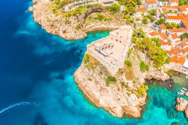 Hırvatistan 'ın Dubrovnik kentindeki Lawrence Kalesi' nin nefes kesici hava manzarası tarihi taş duvarlarını, dramatik uçurumlarını ve Adriyatik Denizi 'nin güzelliğini gözler önüne seriyor.