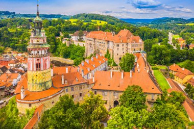 Çek Cumhuriyeti 'nin Esk Krumlov kentinin çarpıcı hava manzarası ortaçağ şatosunu, kırmızı çatılarını ve dolambaçlı Vltava Nehri' ni gözler önüne sererek Avrupa 'nın göbeğindeki bu tarihi kasabanın cazibesini yakalıyor.