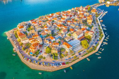 Hırvatistan 'ın Split kenti yakınlarındaki Vranjiç Yarımadası' nın çarpıcı hava manzarası, resim gibi kıyı manzarasını, geleneksel Akdeniz mimarisini ve Adriyatik Denizi 'nin etrafındaki mavi sularını gözler önüne seriyor.