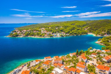 Hırvatistan 'ın Brac Adası Sumartin kentindeki Adriyatik kıyı şeridinin nefes kesici manzarası, kristal berraklığında turkuaz su ve huzurlu Akdeniz manzarasıyla mükemmel bir kıyı kaçışı yaratıyor.