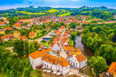 Çek Cumhuriyeti 'nin Esk Krumlov kentinin nefes kesici hava manzarası, ortaçağ Eski Kasabası' nı gözler önüne seriyor, Vltava Nehri 'ni dönüyor, UNESCO' nun listesindeki bu peri masalı gibi yerin cazibesini ve güzelliğini yakalıyor.
