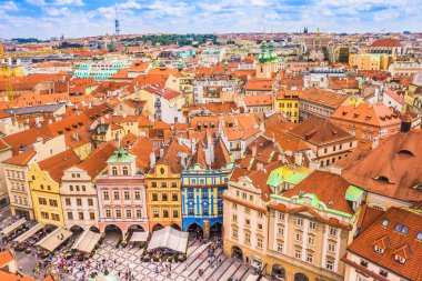 Çek Cumhuriyeti 'nin Prag şehrinin kırmızı çatılarının ve tarihi manzarasının mermer manzarası, ortaçağ cazibesini, ikonik kulelerini ve Avrupa' nın kalbindeki zengin mimari mirasını gözler önüne seriyor.