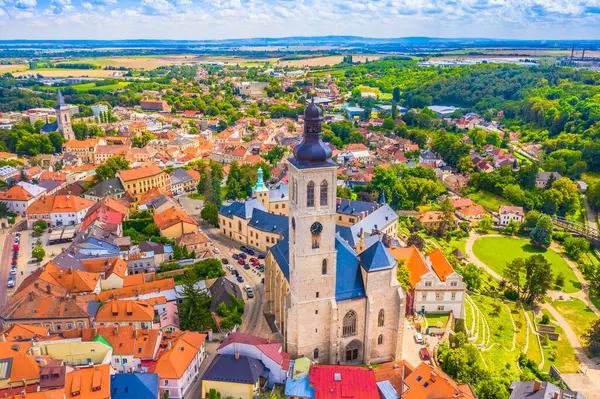 Çek Cumhuriyeti 'nin Kutna Hora kentindeki Aziz James Kilisesi' nin çarpıcı hava manzarası, yüksek Gotik yapısını ve bu ortaçağ kasabasının tarihi çevresini gözler önüne seriyor.