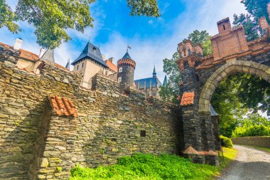 Çekoslovakya Cumhuriyeti 'ndeki Zleby Kalesi' nin karmaşık mimari detaylarını yakalayan çarpıcı bir HDR görüntüsü, bu görkemli dönüm noktasının Gotik ve Rönesans unsurlarını gözler önüne seriyor.