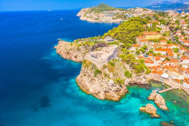 Hırvatistan 'ın Dubrovnik kentindeki Lovrijenac Kalesi' nin nefes kesici kuş bakışı manzarası, muhteşem Adriyatik kıyı şeridi ve arka planında derin mavi denizle bir uçuruma tünemiş heybetli taş duvarlarını gözler önüne seriyor.