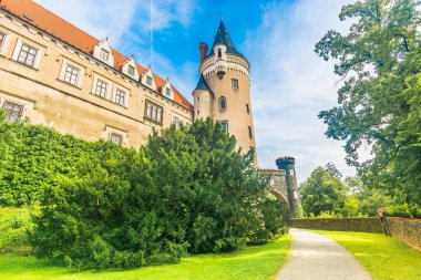 Çek Cumhuriyeti 'ndeki Zleby Kalesi' nin manzaralı manzarası ve yürüyüş yolları, yemyeşil ve tarihi cazibeyle çevrili, barışçıl ve büyüleyici bir deneyim sunuyor.