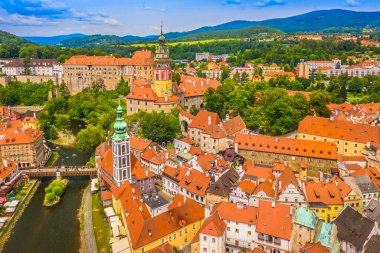 Cesky Krumlov 'un, ortaçağ Eski Kasabası' nı ve ikonik kalesini gözler önüne seren, nefes kesici hava manzarası, bu peri masalı gibi yerin zamansız cazibesini ve zengin mirasını yakalıyor.
