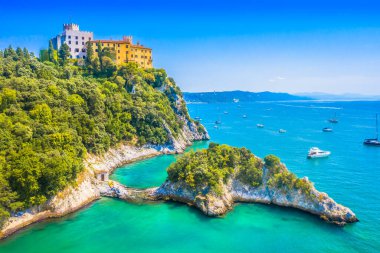 İtalya 'nın Trieste kenti yakınlarındaki Duino Kalesi' nin nefes kesici manzarası Adriyatik Denizi 'ne tepeden bakan dramatik uçurum manzarasıyla engebeli kıyı şeridi tarihi cazibeyle mükemmel bir tezat oluşturuyor. 