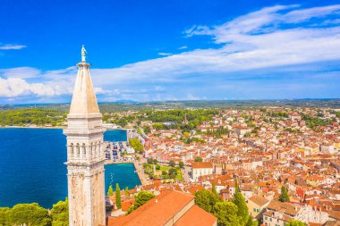 Hırvatistan 'ın Rovinj kentindeki St. Euphemia Kilisesi' nin çarpıcı manzarası, renkli binaların Istria 'da nefes kesici bir kıyı manzarası yaratmasıyla, tarihi şehir manzarasının üzerine yükseliyor.