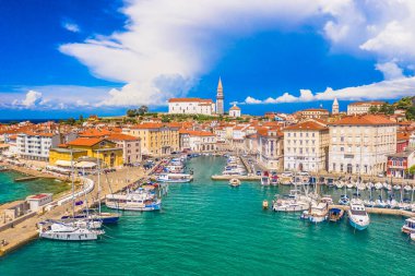 Piran, Slovenya 'nın nefes kesici hava manzarası büyüleyici limanı, renkli Venedik tarzı binaları ve Adriyatik kıyı şeridi boyunca yer özünü yansıtıyor.