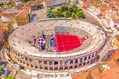 İtalya 'daki Verona Arena' nın nefes kesici hava manzarası etkileyici Roma mimarisini, eliptik tasarımını ve tarihi Verona şehri ile çevrili detaylı taş işçiliğini vurguluyor.