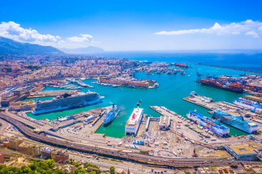 Genova, İtalya 'nın hareketli ana limanının hava görüntüsü, geniş yolcu gemileri ve nakliye kamyonlarının yer aldığı, Akdeniz' in en işlek denizcilik merkezlerinden biri olarak önemini vurguluyor.