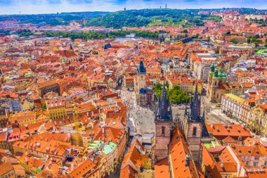 Çek Cumhuriyeti 'nin Prag kentinin nefes kesici hava manzarası kırmızı çatılarını ve Avrupa başkentindeki kilise kuleleri ve ortaçağ mimarisi de dahil olmak üzere çok sayıda ikonik yapısını gözler önüne seriyor.