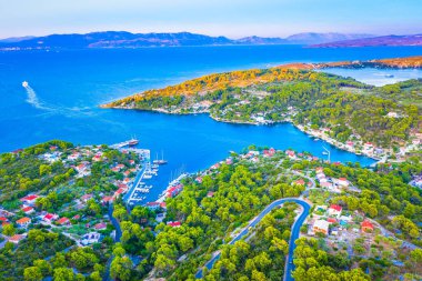 Hırvatistan 'ın Solta Adası' ndaki Rogac körfezinin nefes kesici kuş bakışı manzarası büyüleyici limanını ve bereketli Akdeniz çevresini gözler önüne sererek, onu mükemmel bir ada kaçışı haline getiriyor.