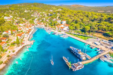 Hırvatistan 'ın Solta Adası' ndaki Maslinica 'daki tenha körfezin nefes kesici hava manzarası, kristal berrak Adriyatik suları ve lüks yatlarını sergileyerek onu mükemmel bir deniz hedefi haline getiriyor.