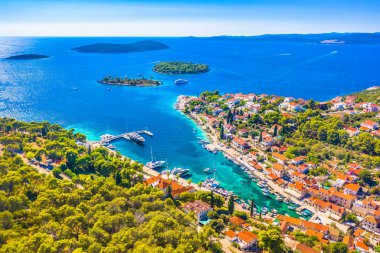 Hırvatistan 'ın Solta Adası' ndaki Maslinica Körfezi 'nin nefes kesici hava manzarası, kristal berrak Adriyatik sularını ve büyüleyici sahil köyünü göstererek mükemmel bir Akdeniz cenneti yarattı.