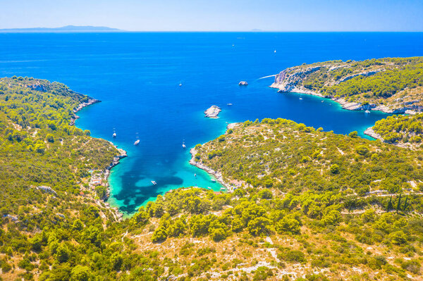 Вид с воздуха на залив Татинья на острове Солта, Хорватия, с кристально чистой бирюзовой водой и нетронутой средиземноморской красотой, что делает его идеальным уединенным раем на Адриатическом побережье