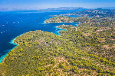 Hırvatistan 'ın Solta Adası' nın kuzeyindeki engebeli kıyı şeridi ve gizli koylardan Srednje Selo 'dan nefes kesici bir hava aracı görüntüsü, dokunulmamış Akdeniz doğasını gösteriyor